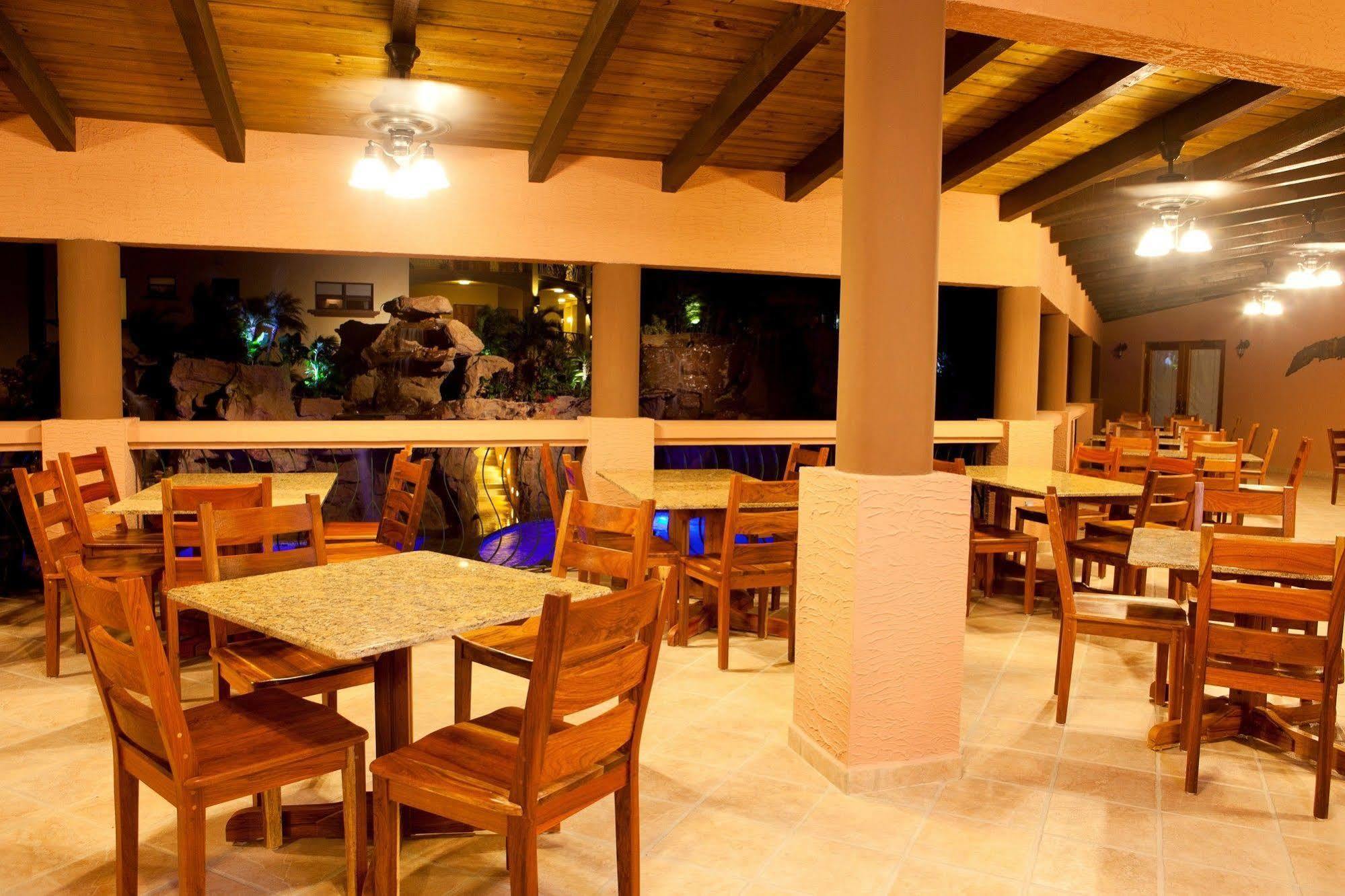 Clarion Suites Roatan At Pineapple Villas French Harbour Exterior foto