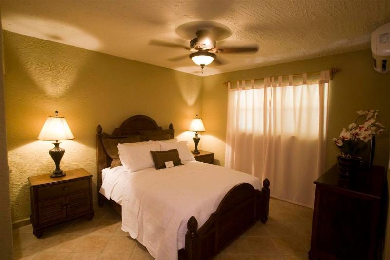 Clarion Suites Roatan At Pineapple Villas French Harbour Exterior foto